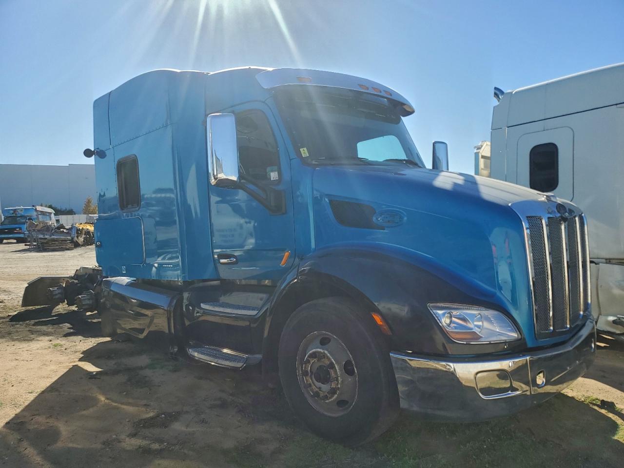 Lot #3318185947 2018 PETERBILT 579