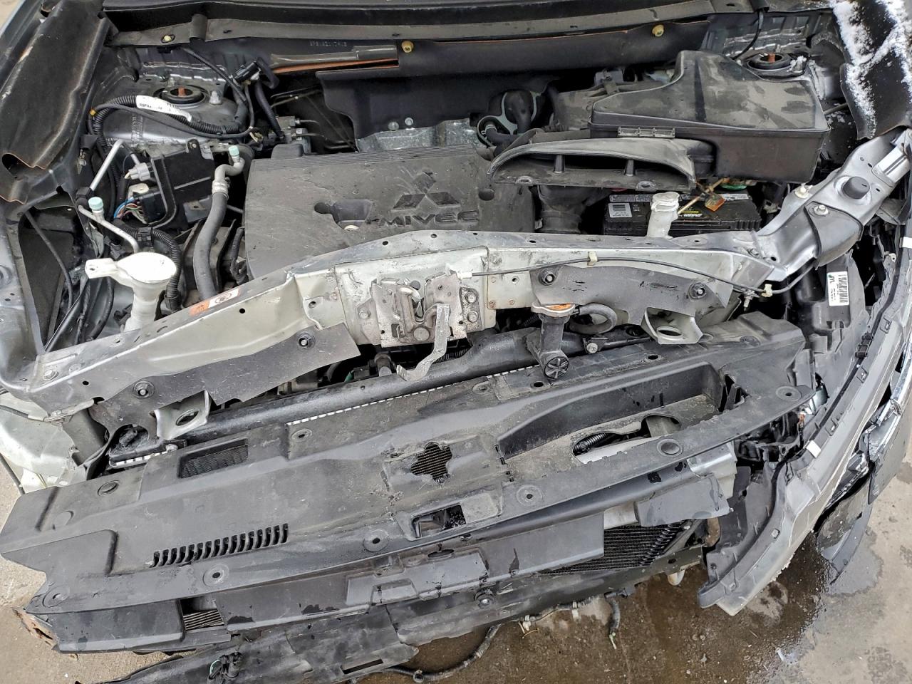 MITSUBISHI OUTLANDER SE