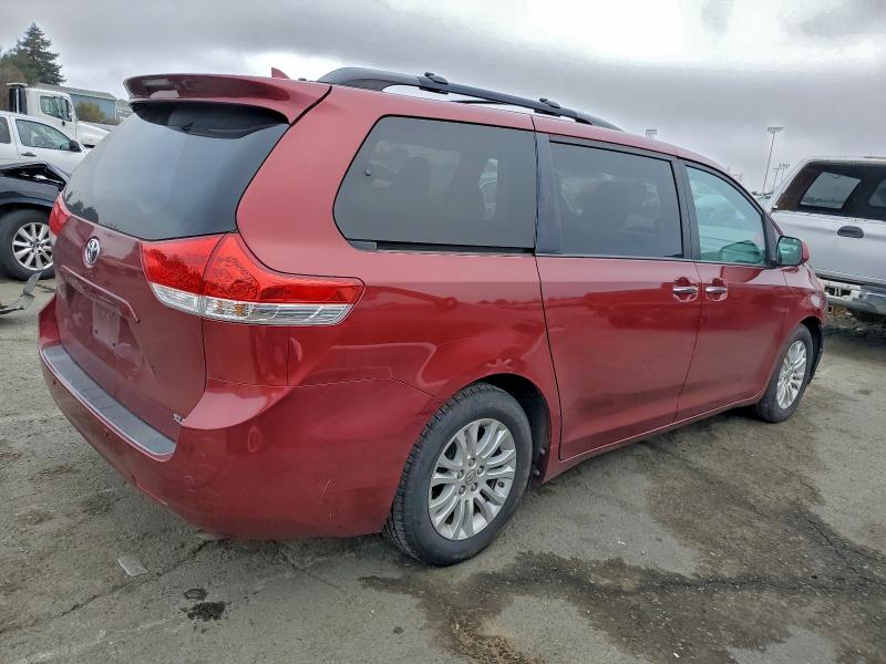 2012 TOYOTA SIENNA XLE #3311444344