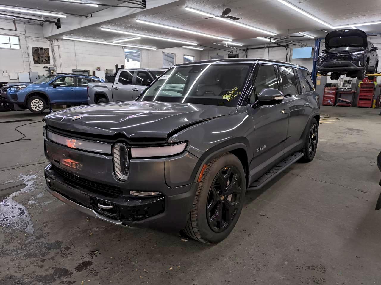 Lot #3318925949 2024 RIVIAN R1S ADVENT