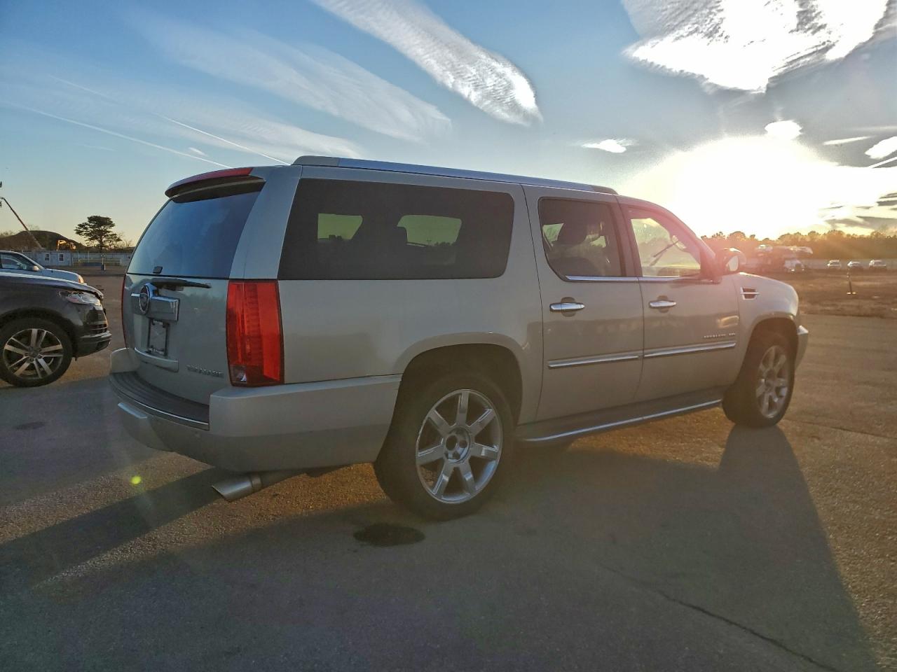 CADILLAC ESCALADE ESV LUXURY
