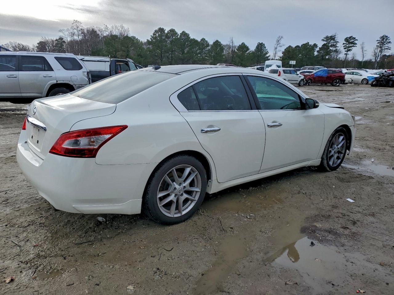 NISSAN MAXIMA S