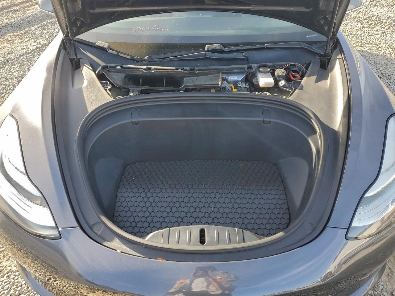 Lot #3318065409 2018 TESLA MODEL 3