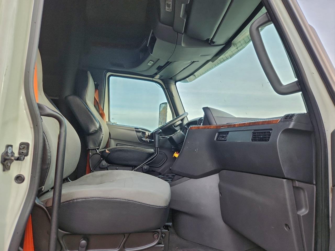 Lot #3316766405 2020 INTERNATIONAL LT625