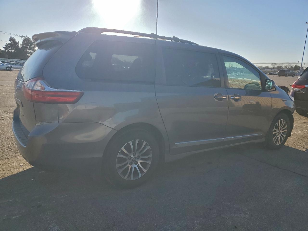 TOYOTA SIENNA XLE