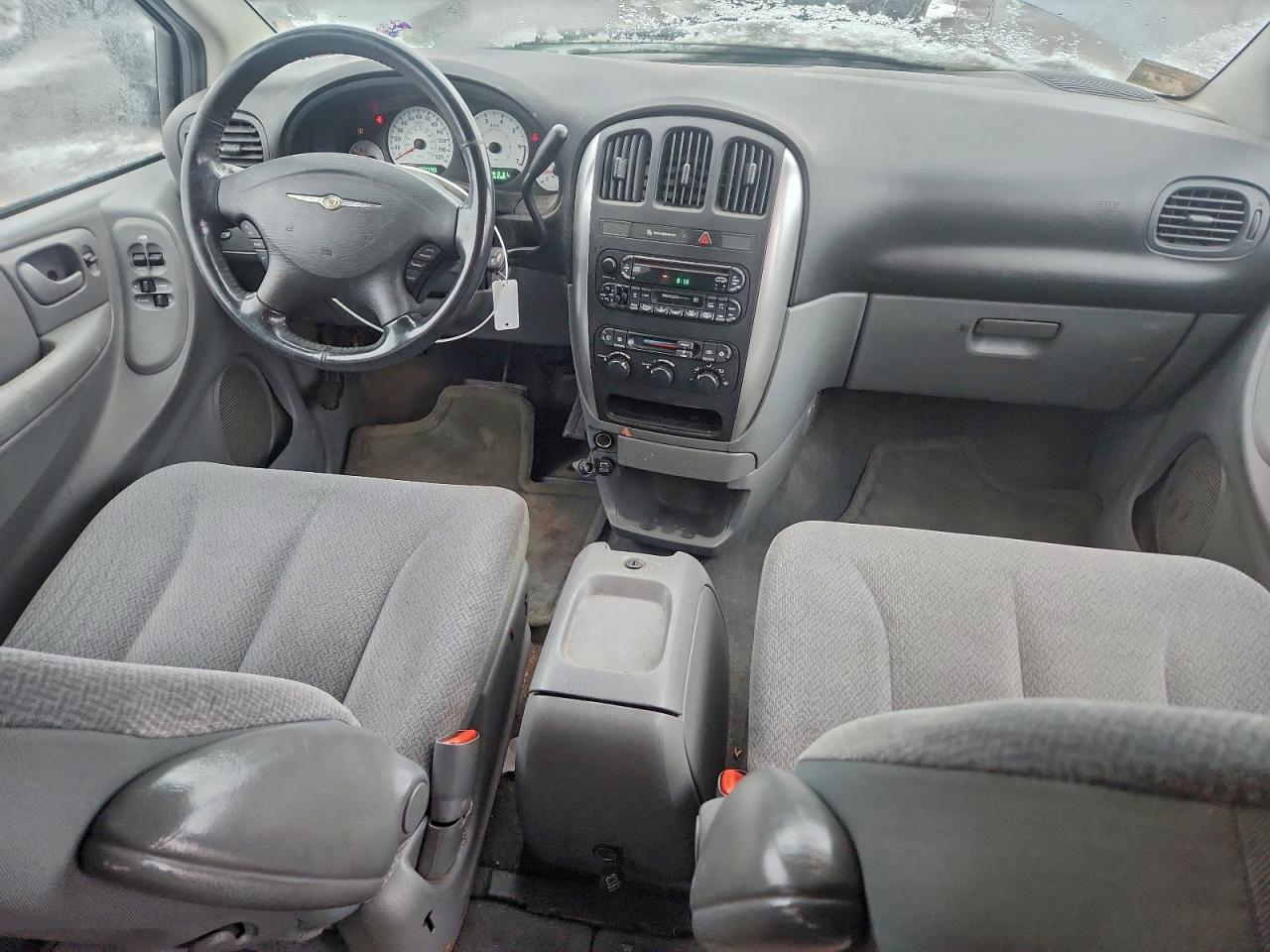 Lot #3302839911 2005 CHRYSLER TOWN & COU