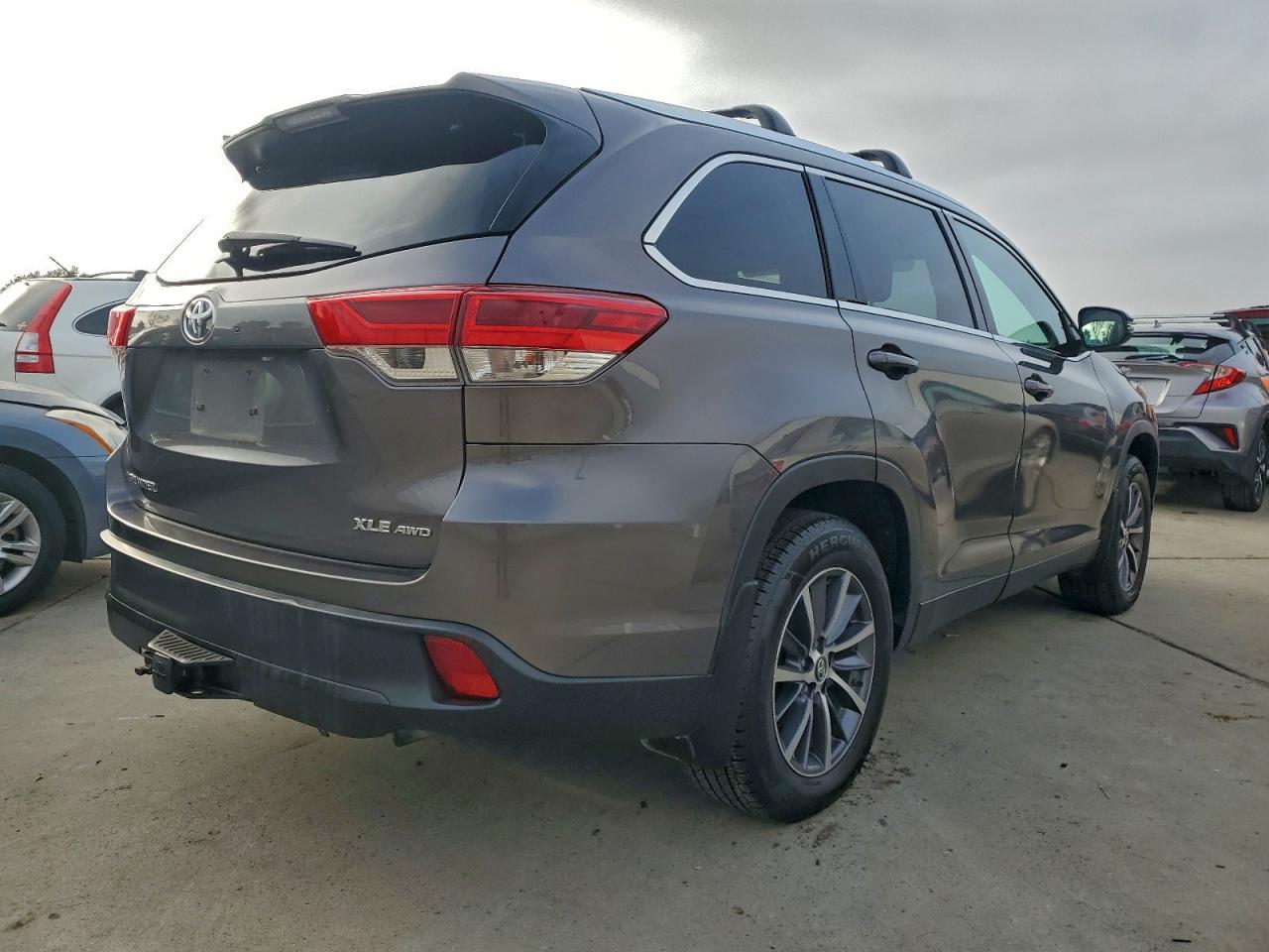 Lot #3315718357 2019 TOYOTA HIGHLANDER SE