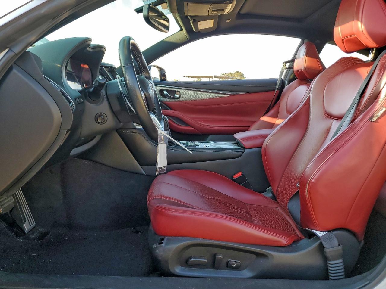 INFINITI Q60 LUXE 300