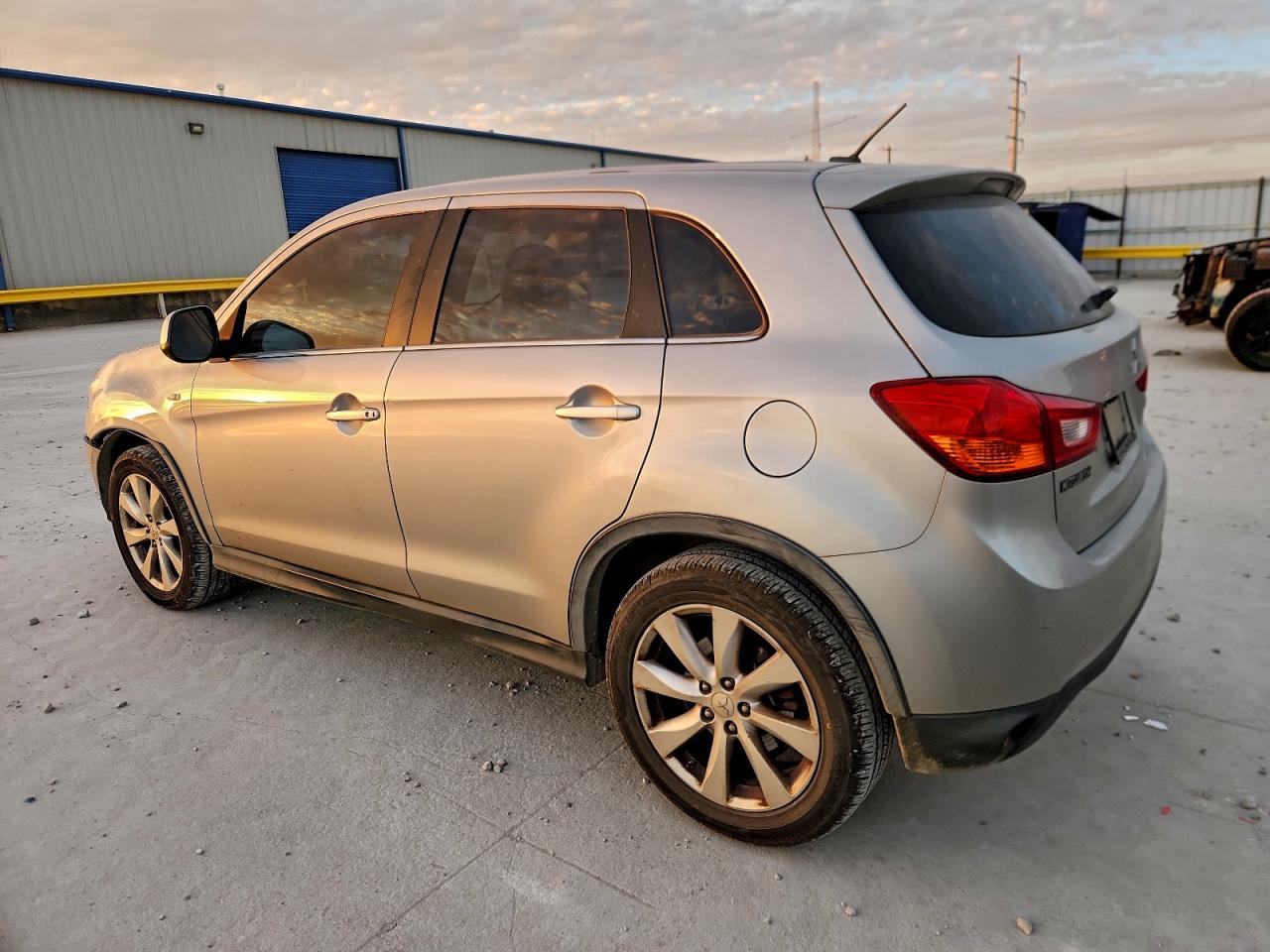 MITSUBISHI OUTLANDER SE