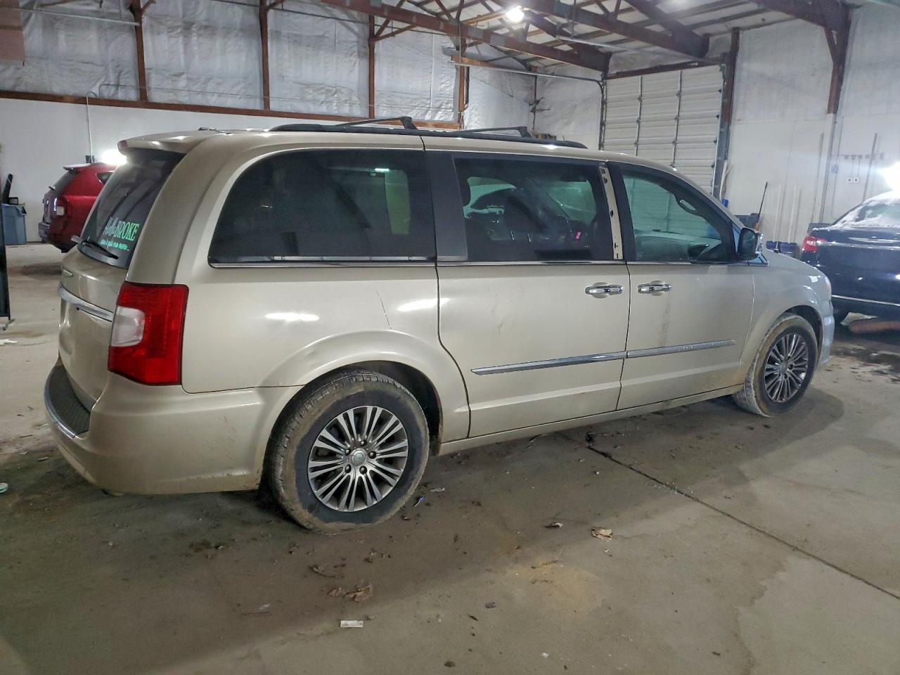 CHRYSLER TOWN & COUNTRY TOURING L