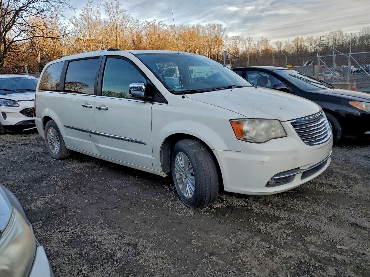 CHRYSLER TOWN & COUNTRY LIMITED