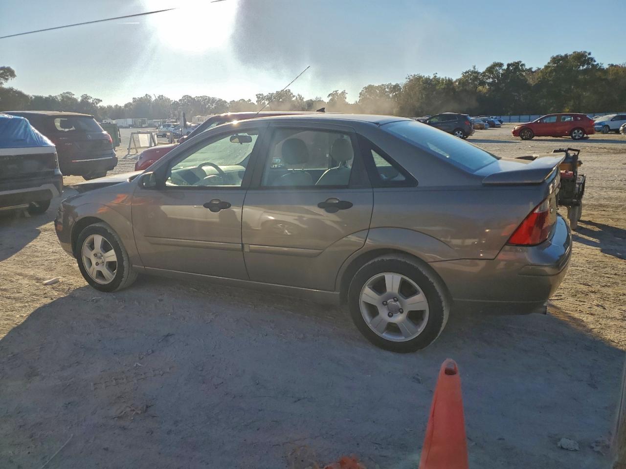 Lot #3315952088 2005 FORD FOCUS ZX4