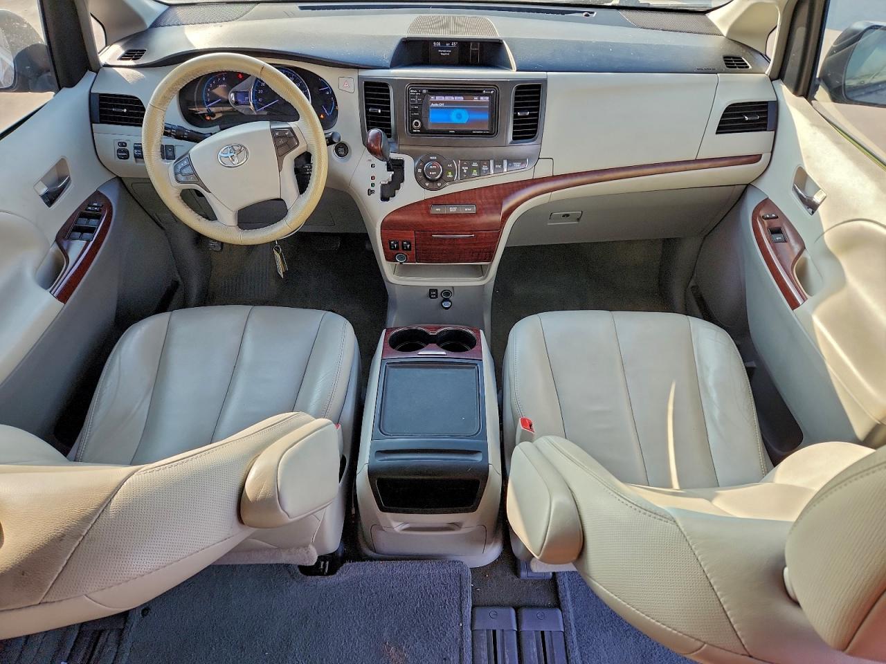 TOYOTA SIENNA XLE