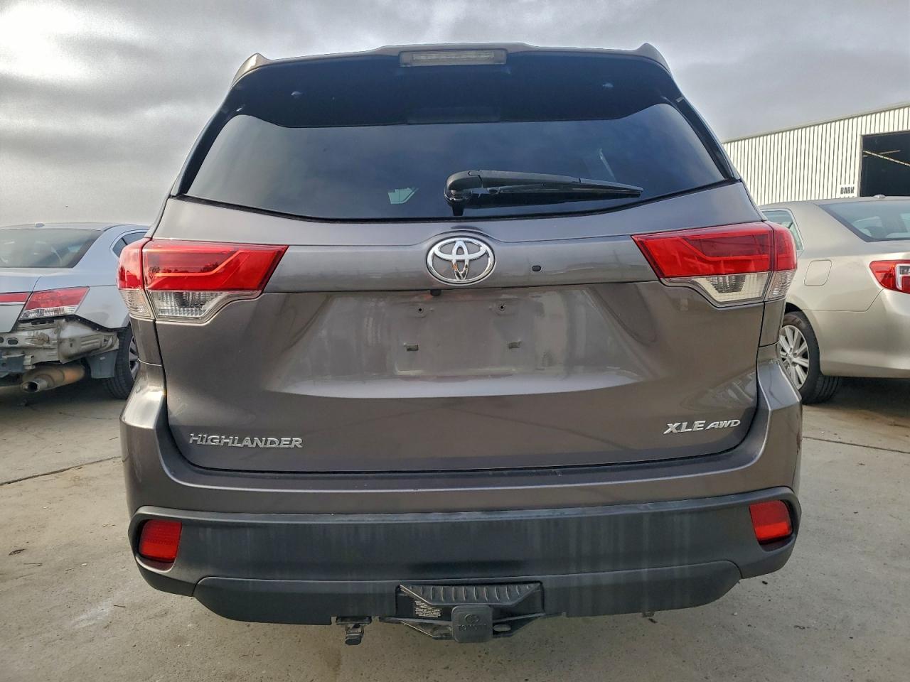Lot #3315718357 2019 TOYOTA HIGHLANDER SE