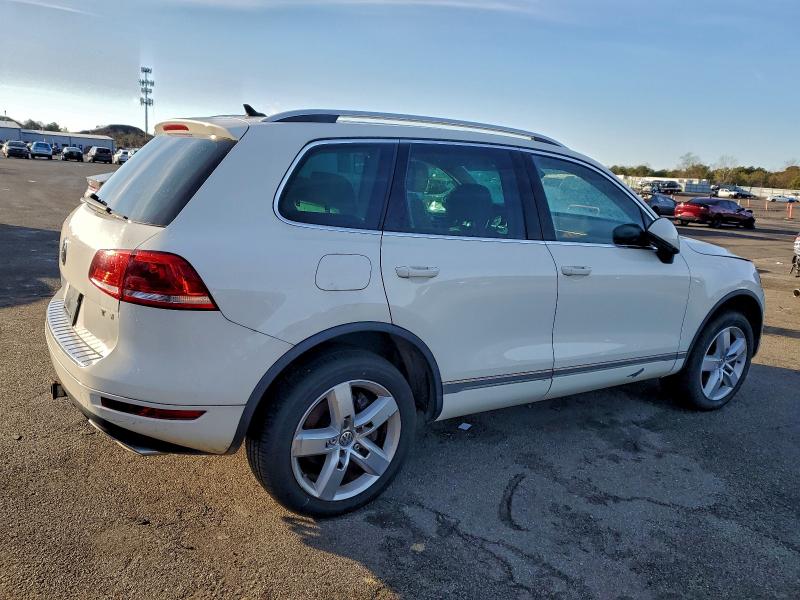 2011 VOLKSWAGEN TOUAREG V6 #3305305325