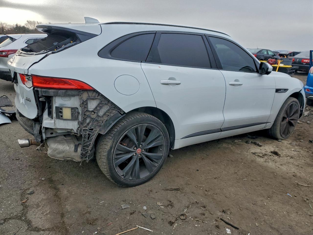 JAGUAR F-PACE R - SPORT