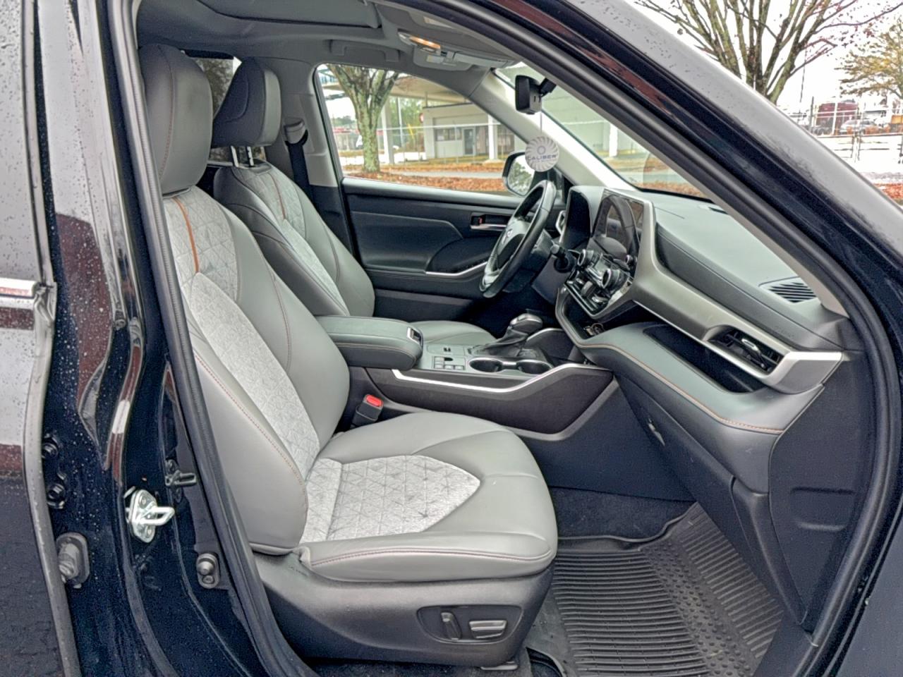 Lot #3302728109 2023 TOYOTA HIGHLANDER