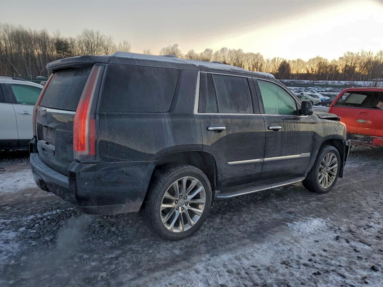 CADILLAC ESCALADE LUXURY