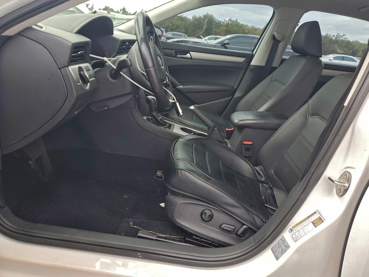 VOLKSWAGEN PASSAT SE