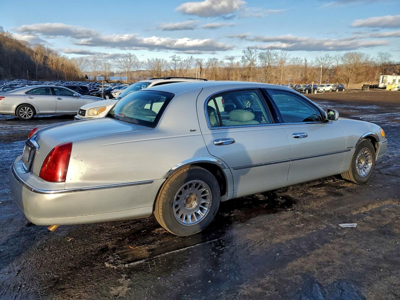 Lot #3317704092 2001 LINCOLN TOWN CAR C
