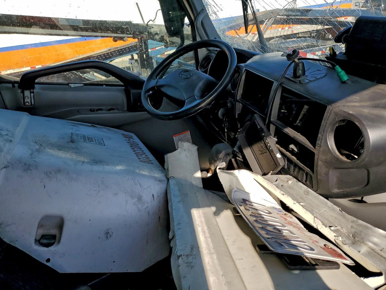 Lot #3302820930 2016 HINO 195