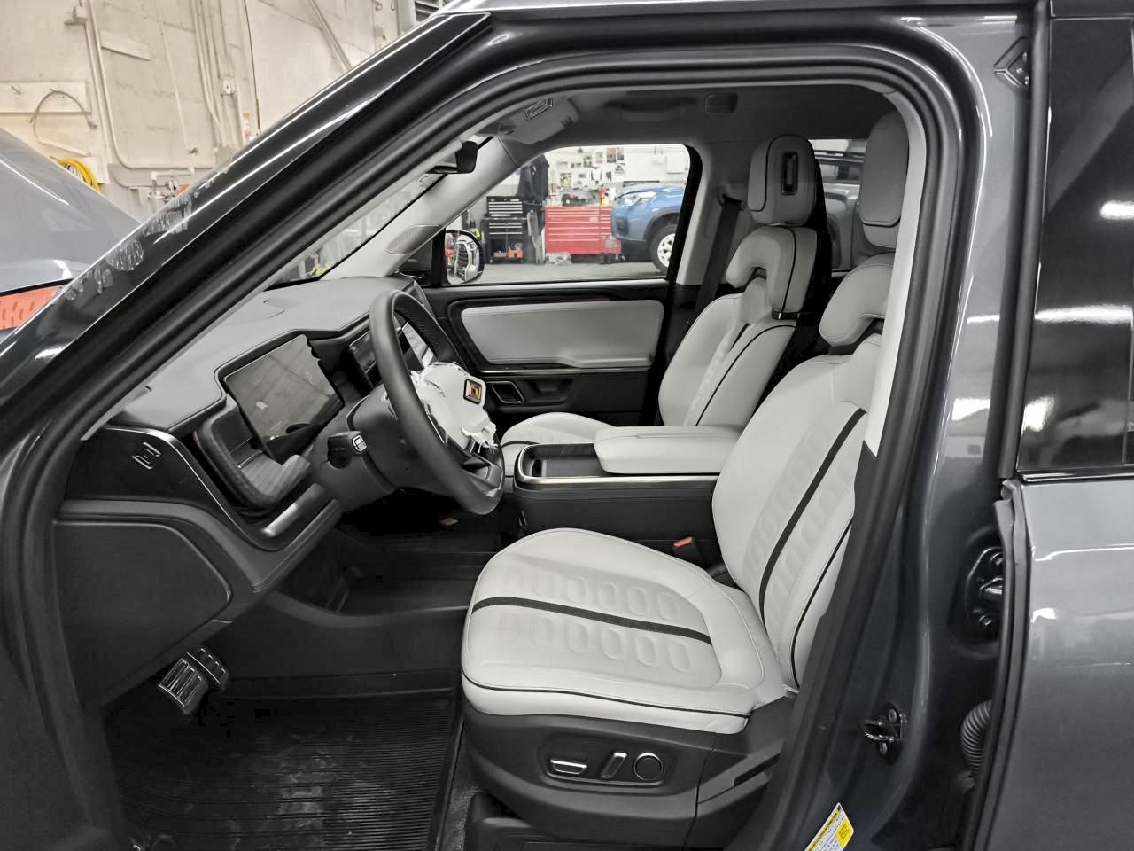 Lot #3318925949 2024 RIVIAN R1S ADVENT