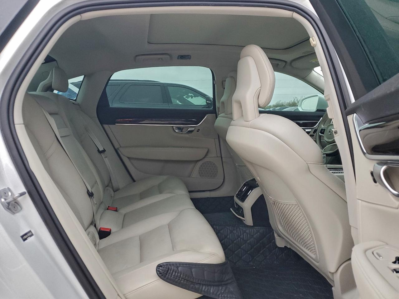 VOLVO S90 T5 MOMENTUM