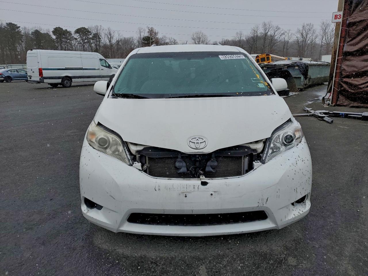 Lot #3305340321 2017 TOYOTA SIENNA LE