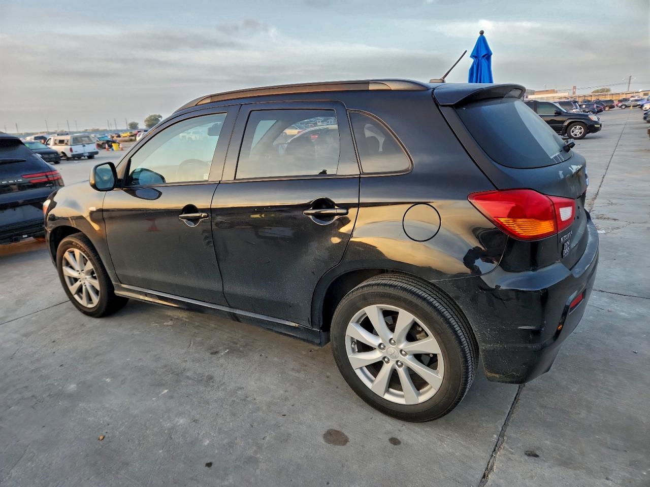 MITSUBISHI OUTLANDER SE