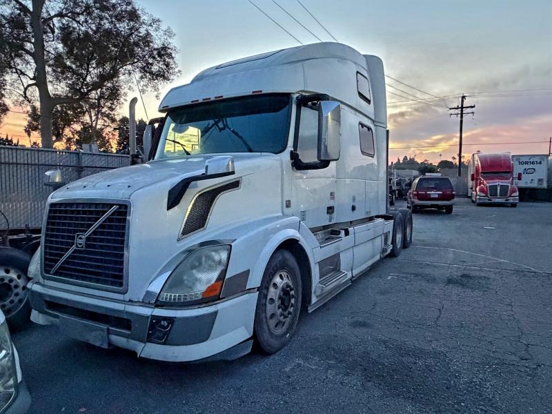 2014 VOLVO VN VNL #3305728725