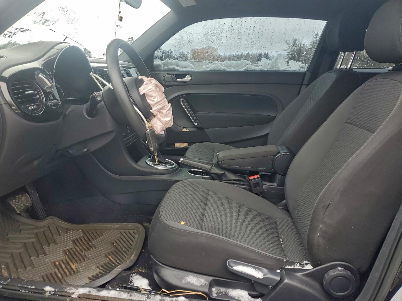 VOLKSWAGEN BEETLE SE