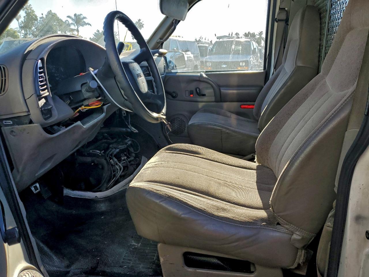 Lot #3311635253 1999 GMC SAFARI XT