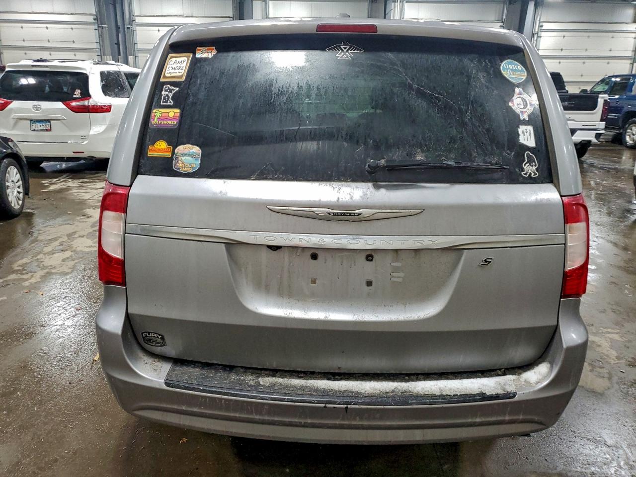 CHRYSLER TOWN & COUNTRY S