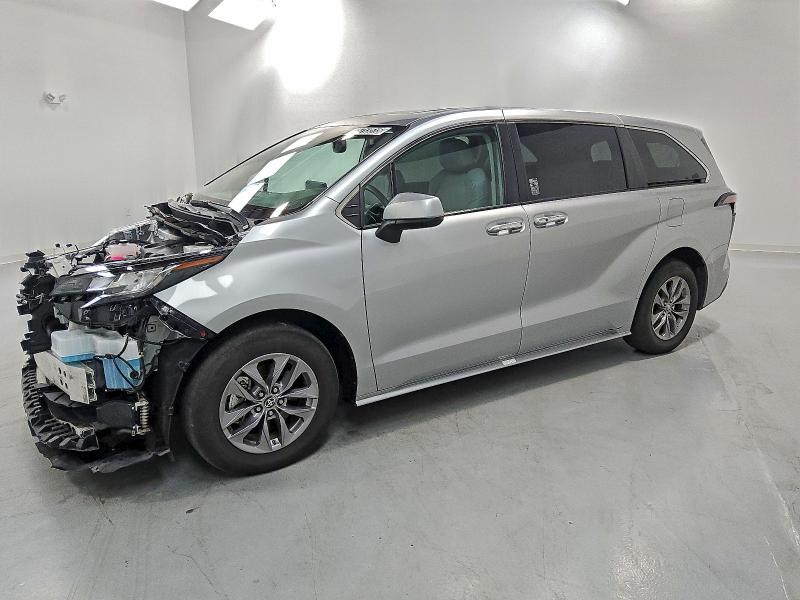 2023 TOYOTA SIENNA XLE #3317743085