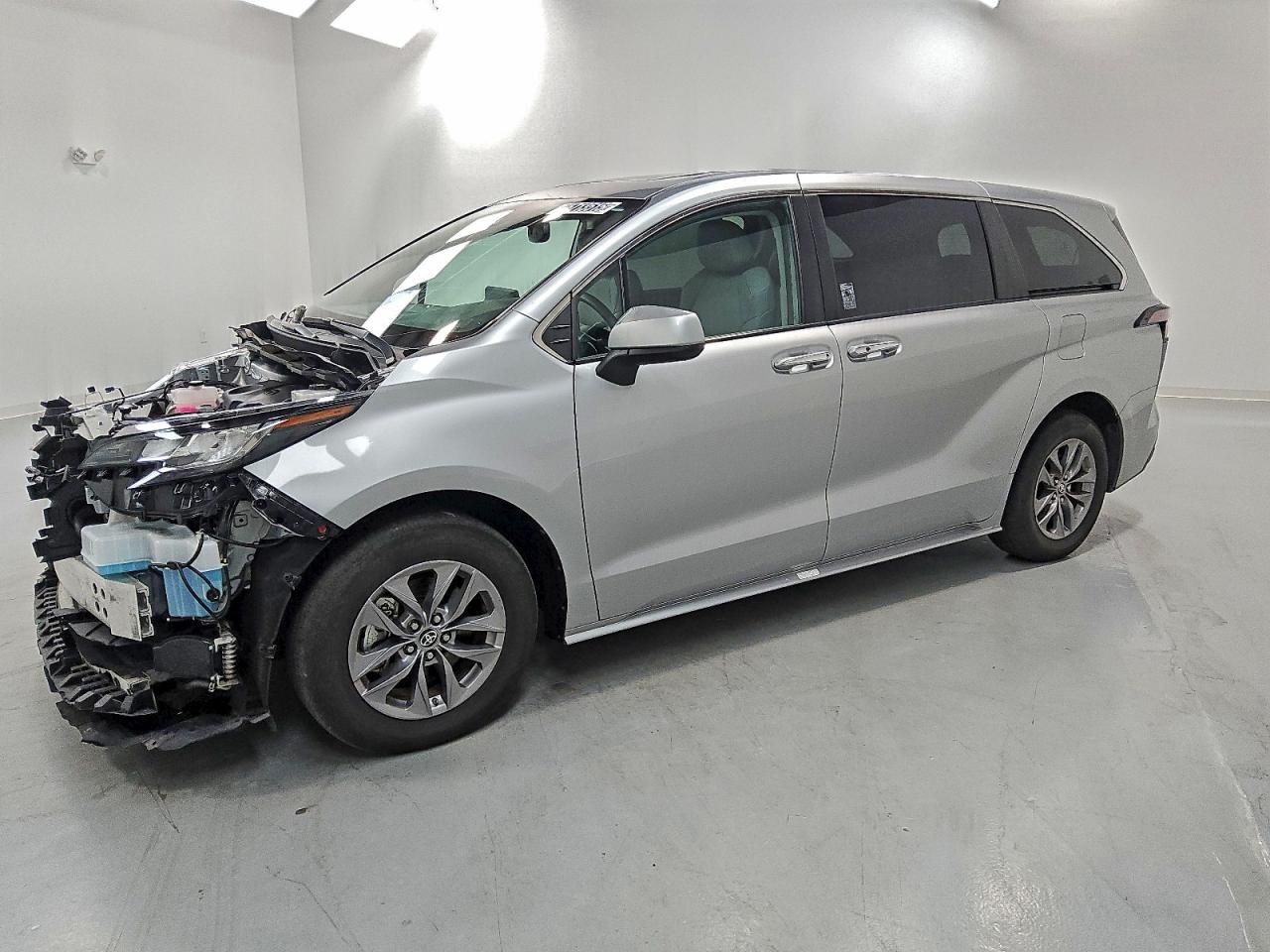 Lot #3317743085 2023 TOYOTA SIENNA XLE