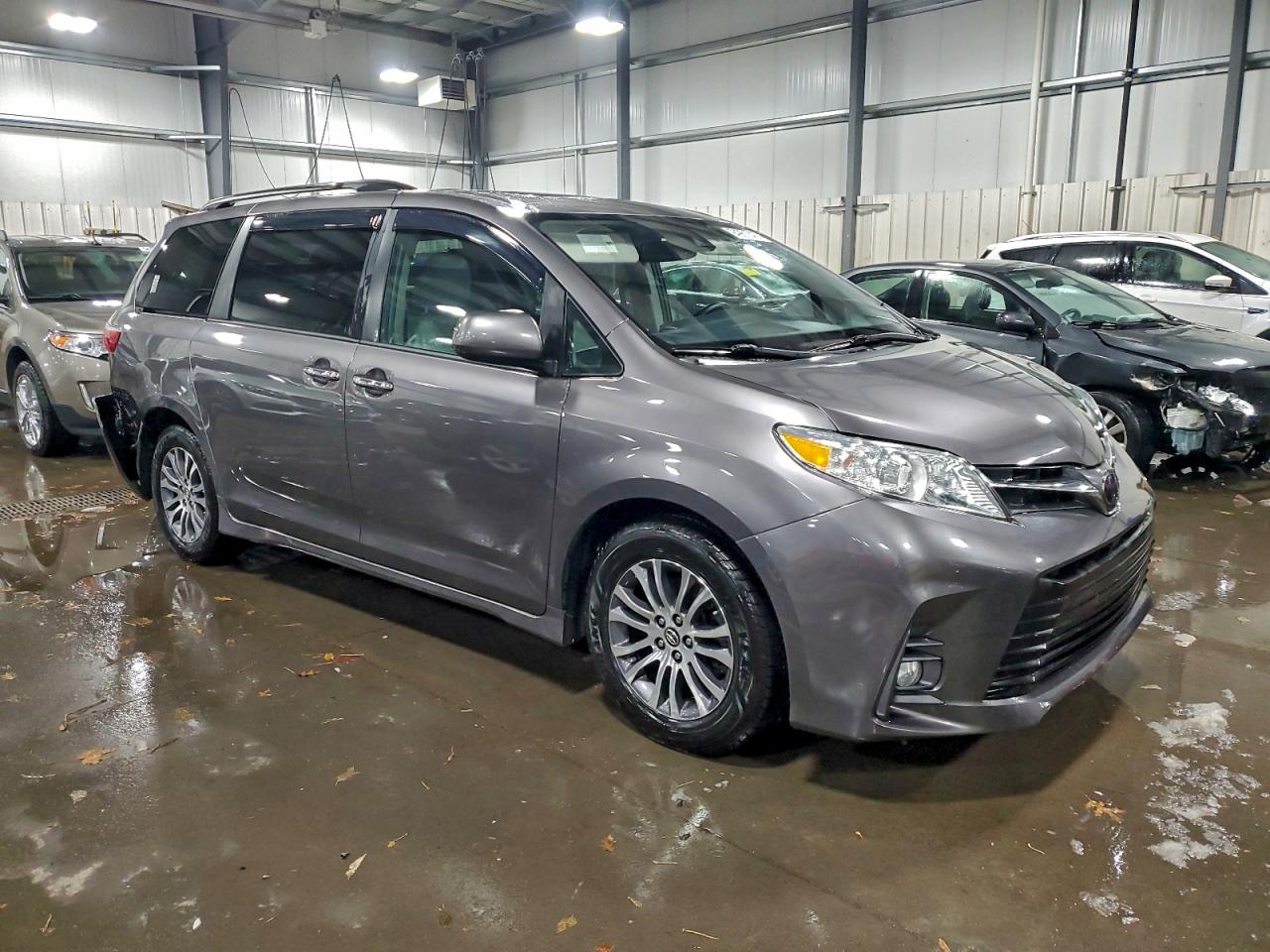 TOYOTA SIENNA XLE