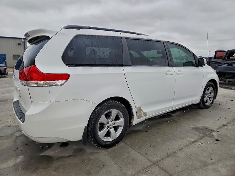 2011 TOYOTA SIENNA LE #3302701999