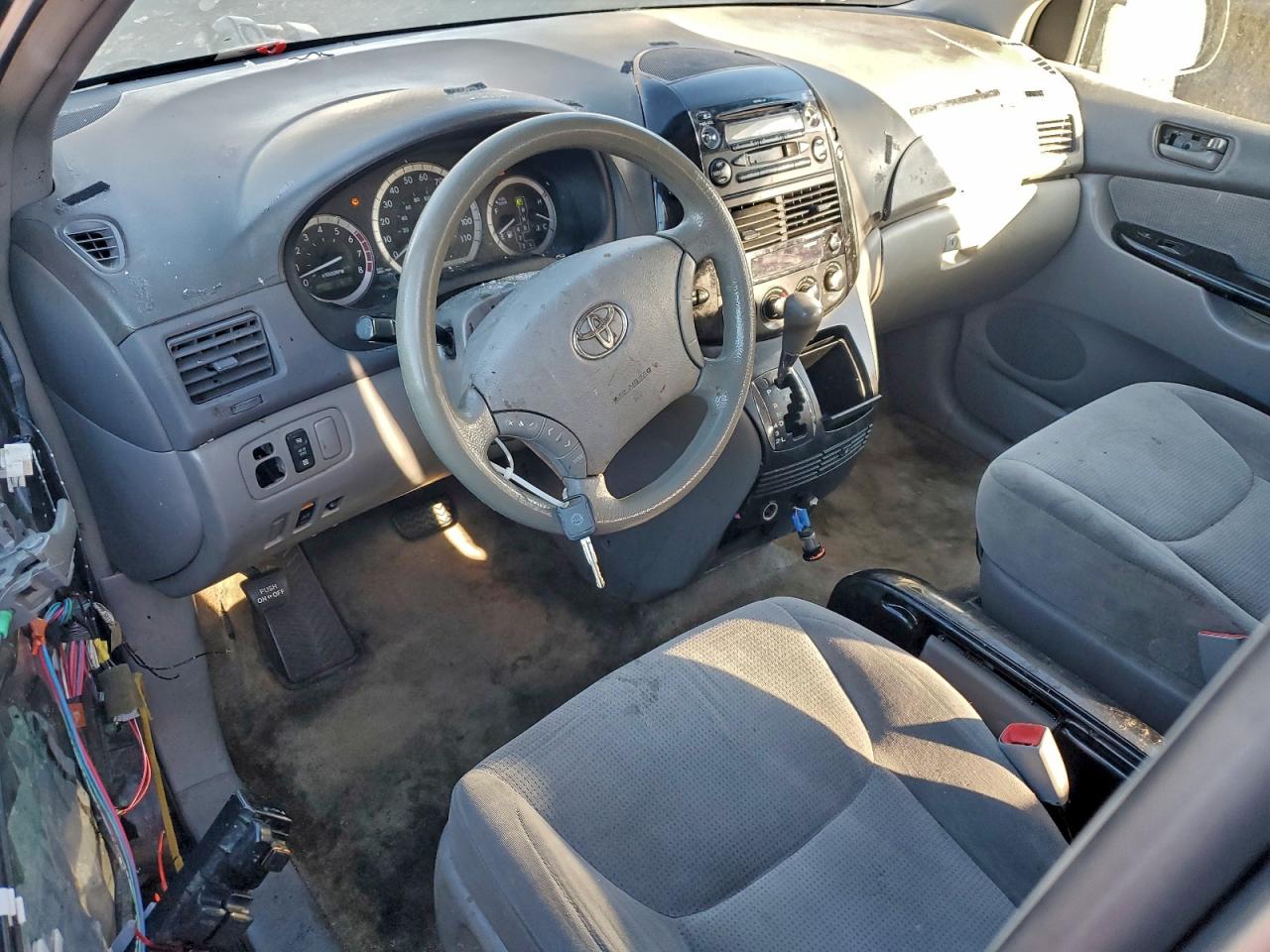 Lot #3318017482 2005 TOYOTA SIENNA CE