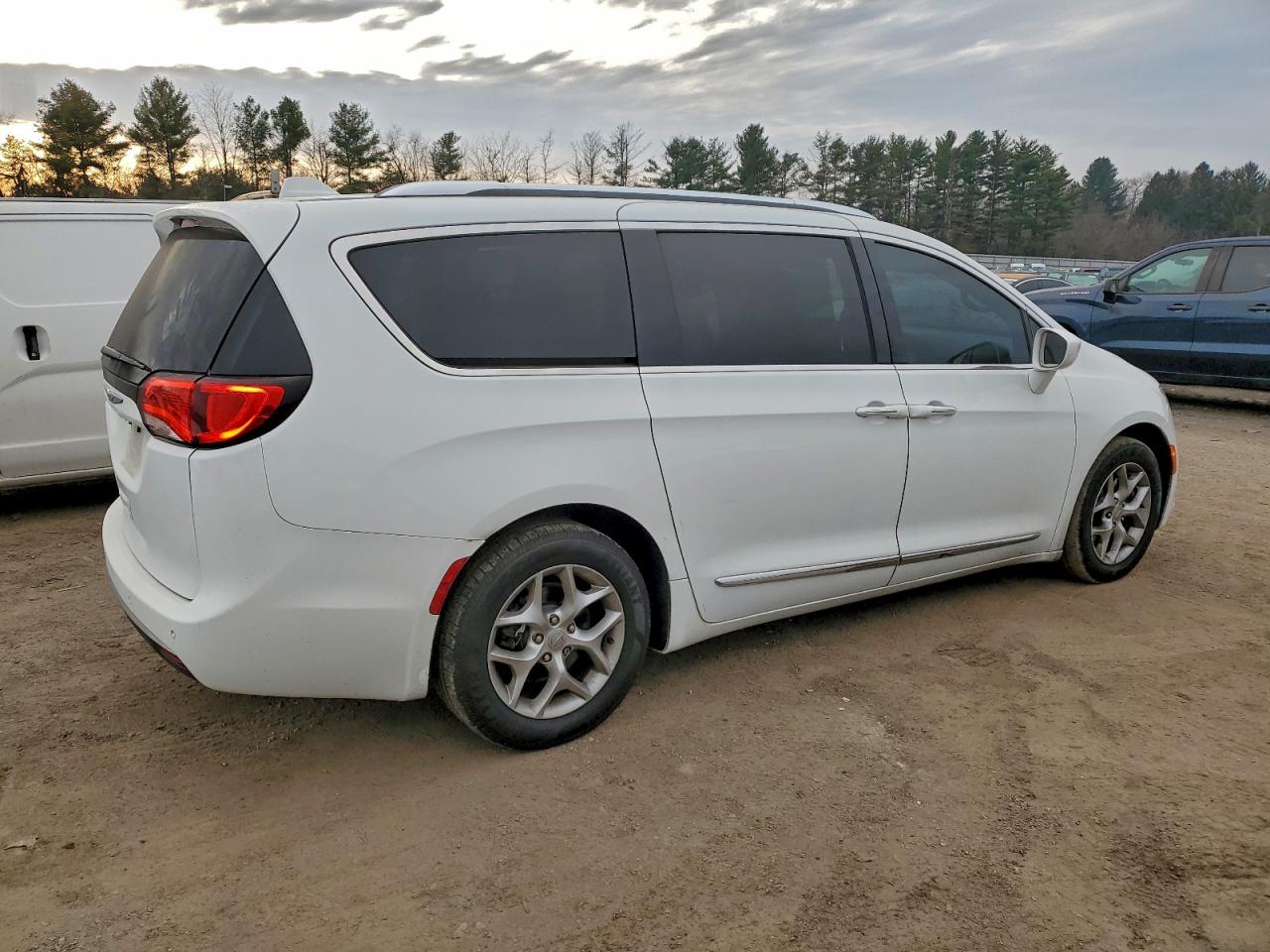 Lot #3310379962 2019 CHRYSLER PACIFICA T