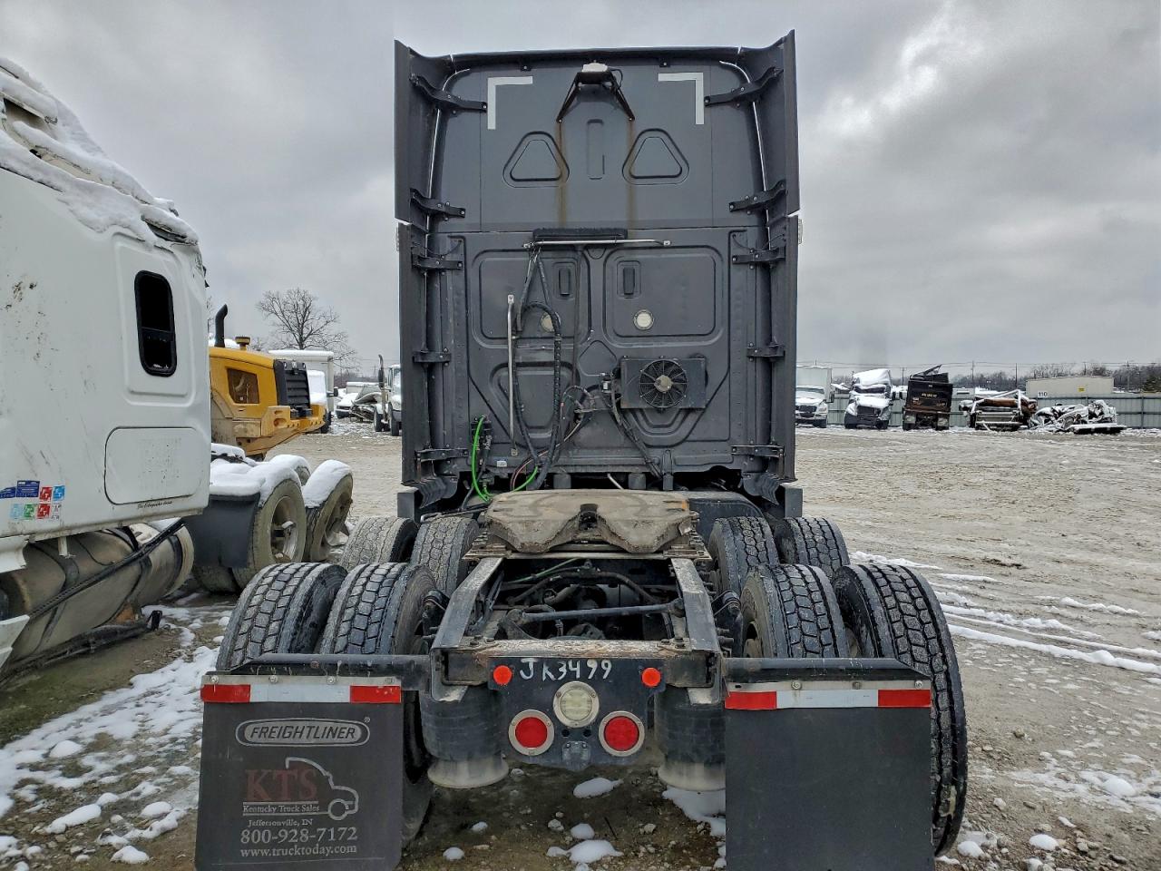 Lot #3308298183 2018 FREIGHTLINER CASCADIA 1