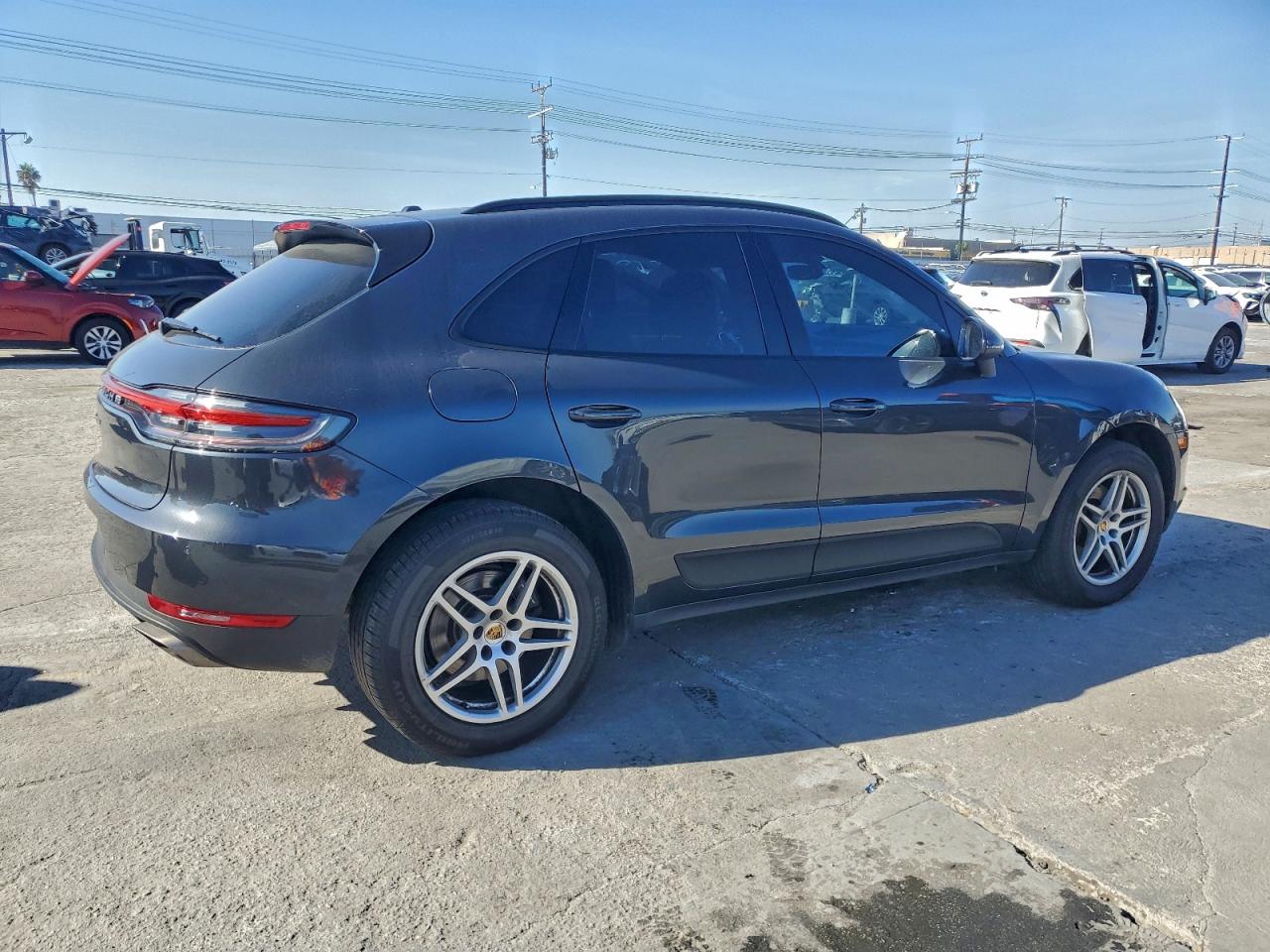 PORSCHE MACAN