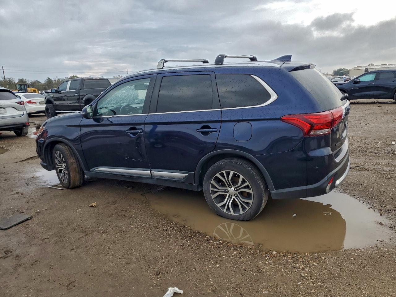 MITSUBISHI OUTLANDER SE