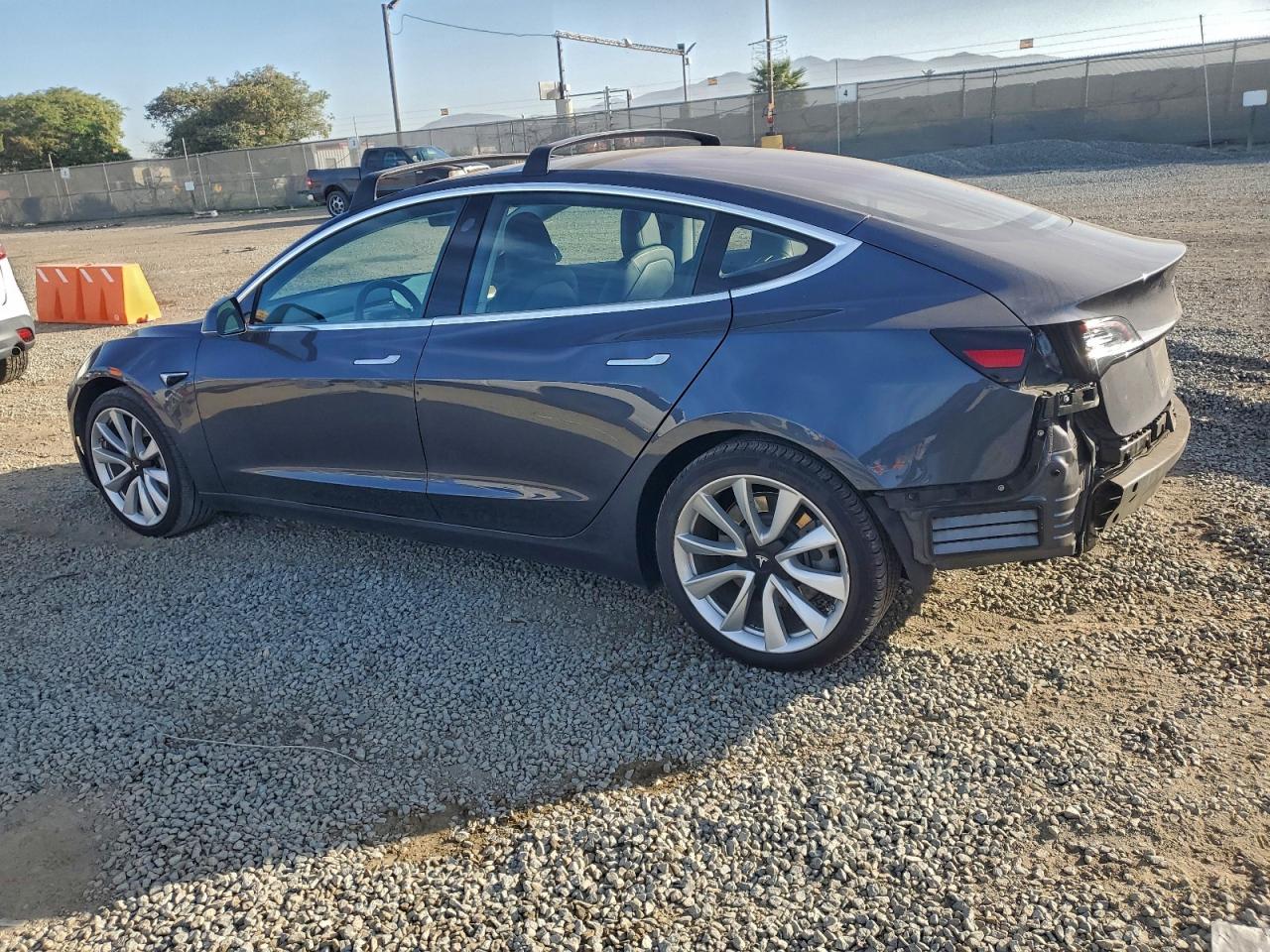 Lot #3318065409 2018 TESLA MODEL 3