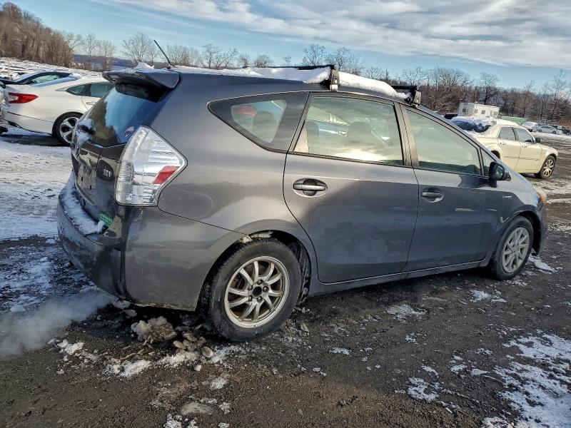 2013 TOYOTA PRIUS V #3303572937