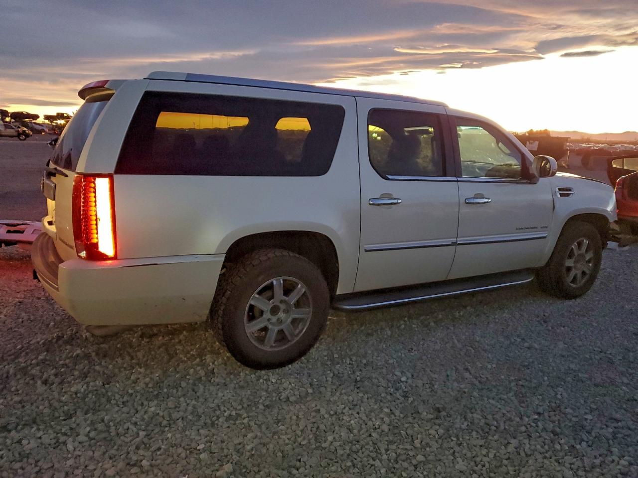 CADILLAC ESCALADE ESV LUXURY