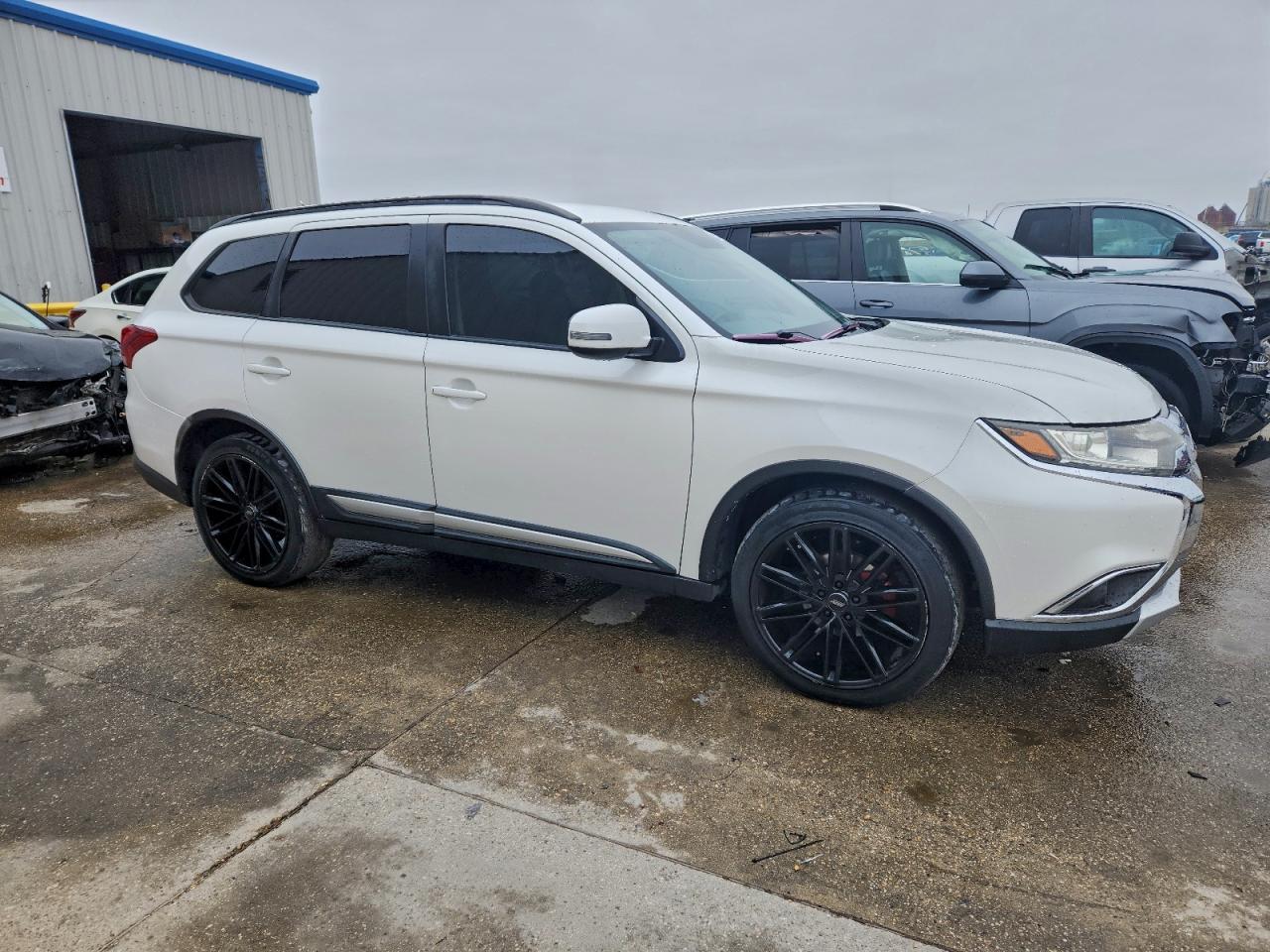 MITSUBISHI OUTLANDER SE