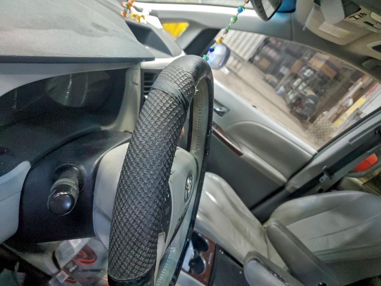 Lot #3318891920 2011 TOYOTA SIENNA XLE