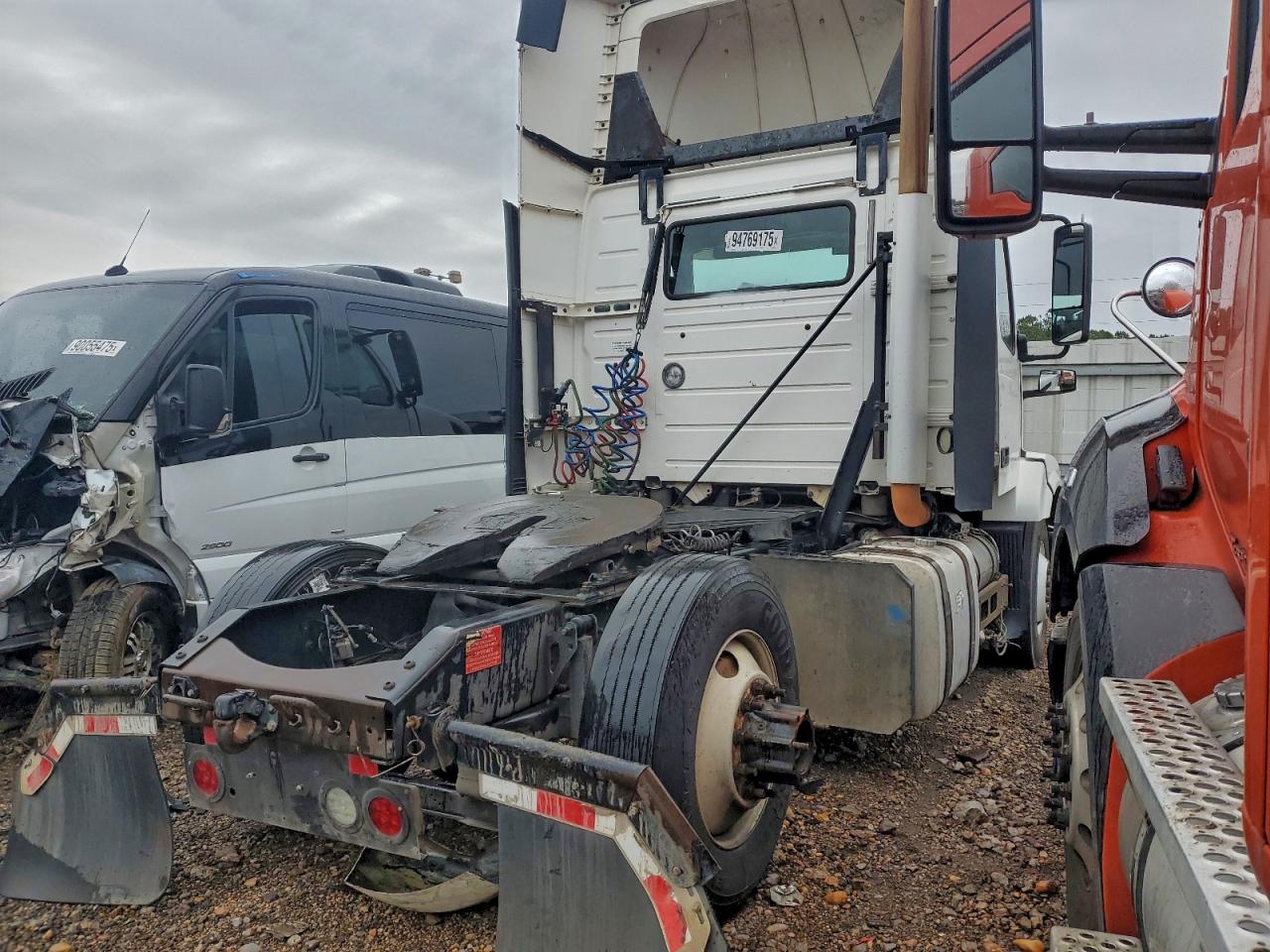 Lot #3304594441 2015 VOLVO VN VNL