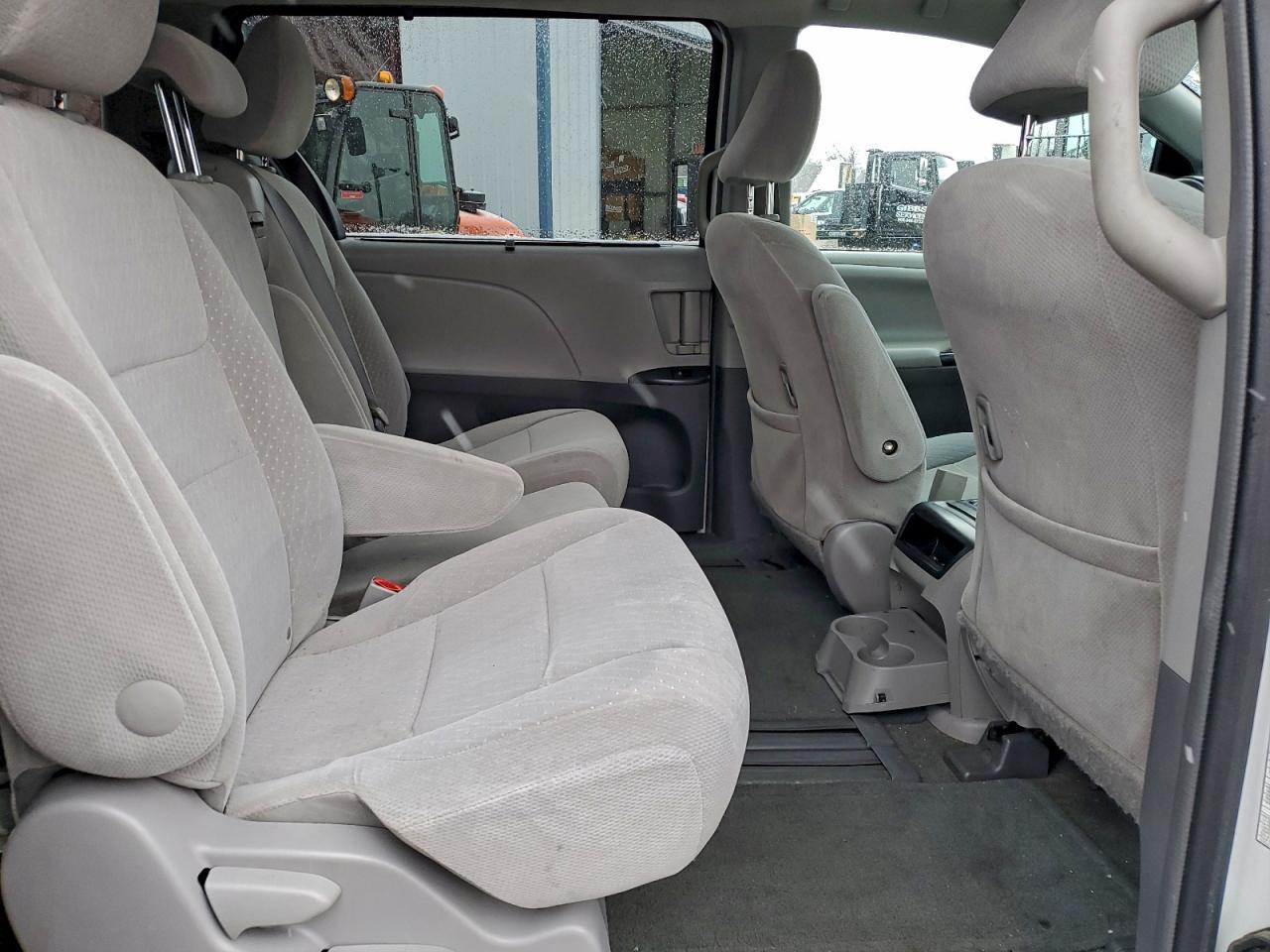 Lot #3305340321 2017 TOYOTA SIENNA LE