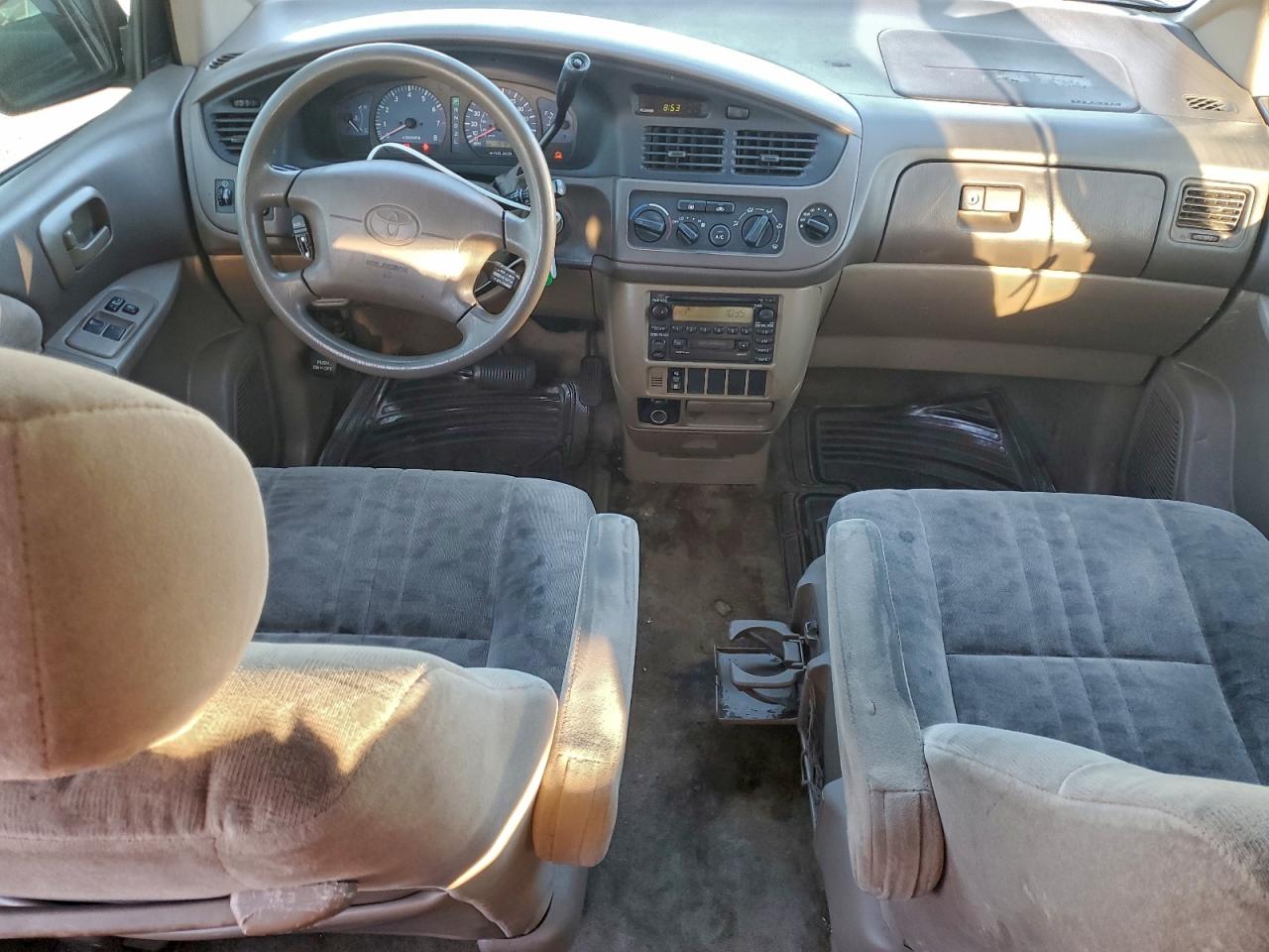 Lot #3311724219 2002 TOYOTA SIENNA LE